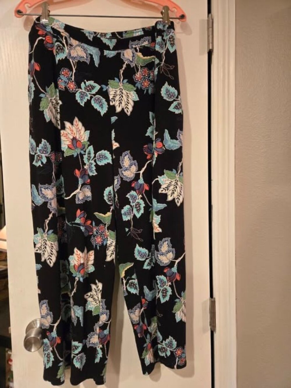 J. Jill size L Wearever capri pants, Fun Summery Pattern